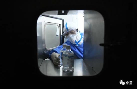 试剂和实验材料通过机械连锁传递窗送入标本制备区