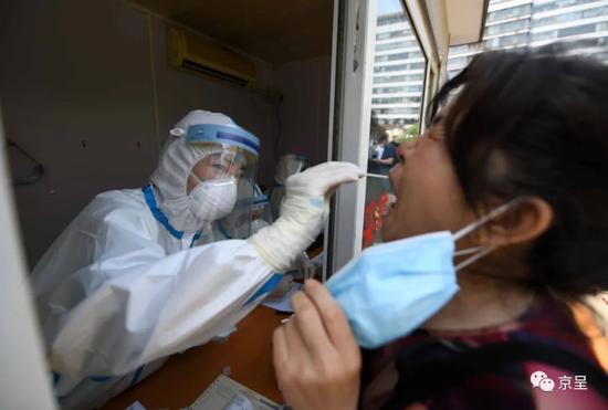 市民正在普仁医院核酸检测点进行咽拭子采样