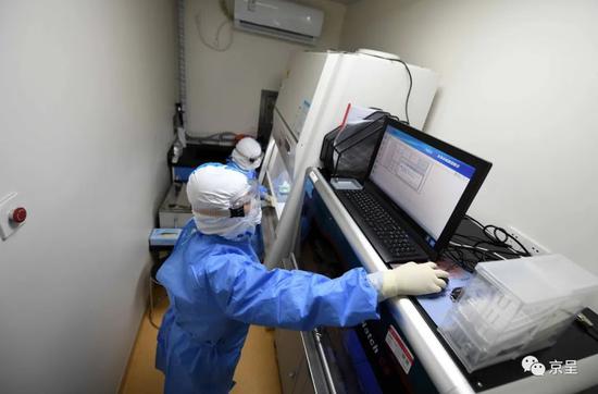 检验人员使用全自动核酸提取仪提取样本内核酸成分