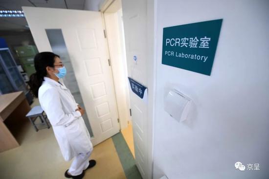 检验人员进入实验室