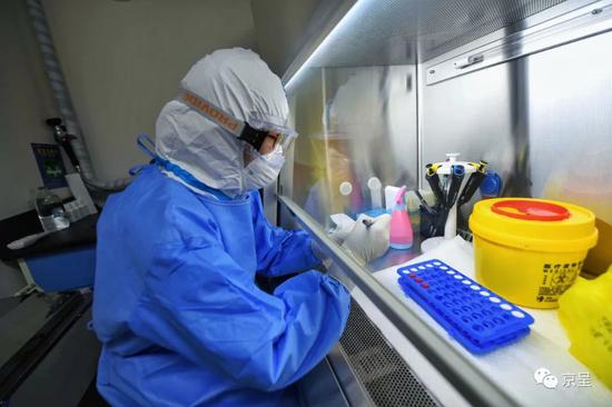 检验人员在生物安全柜前为灭活后的样本编号
