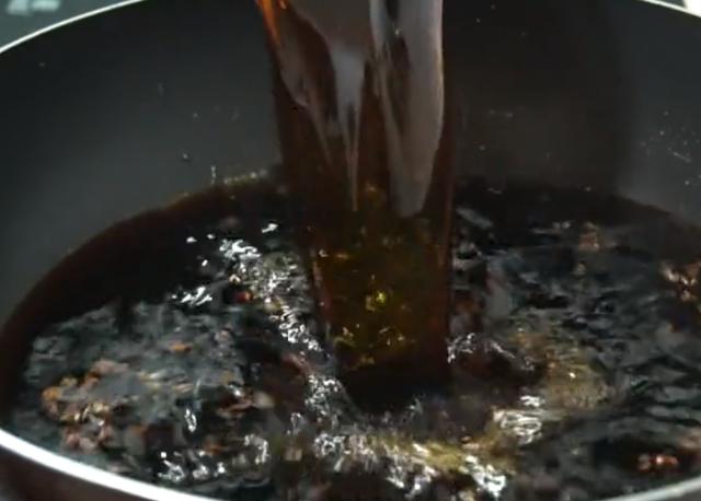 妈妈用了10几年的腌蒜苔方法,配方精确到1克,做一顿能吃3个月