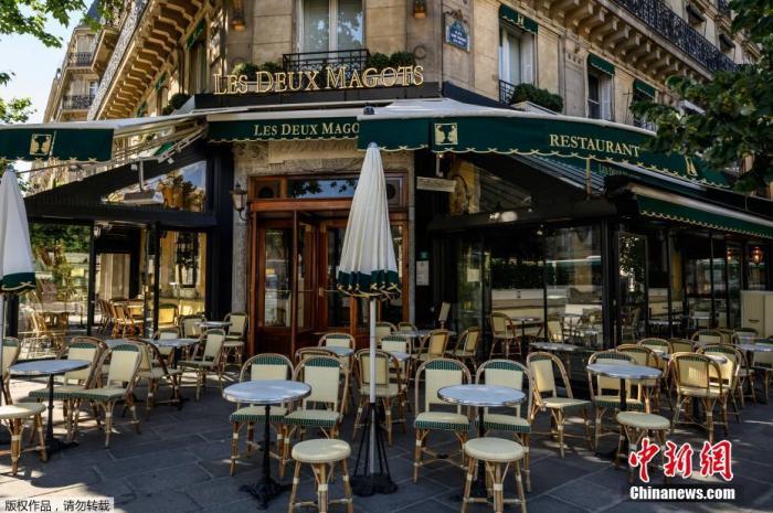 图为当地时间6月1日，巴黎咖啡馆准备重新开业。