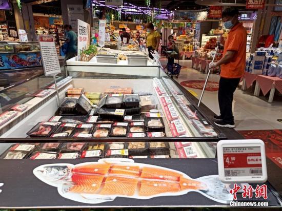  6月13日，北京丰台区一家超市内的三文鱼已下架。中新社记者 张宇 摄