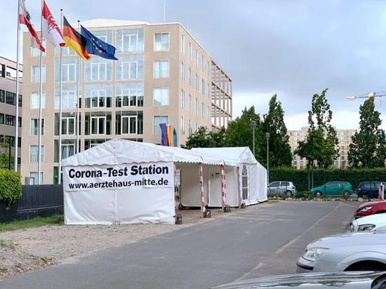 5月24日，柏林一家私人诊所在该市市中心一处停车场内设立的新冠抗体检测点。中新社记者 彭大伟 摄