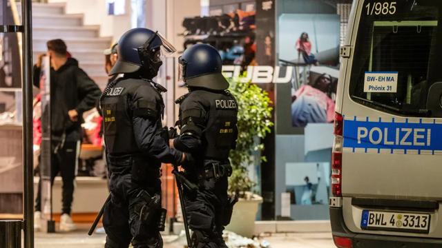 突发!斯图加特发生大规模骚乱,警察遭袭击,店铺遭打砸抢
