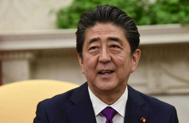 心腹大臣涉嫌贿赂被抓,安倍支持率大幅下跌,已不足40%