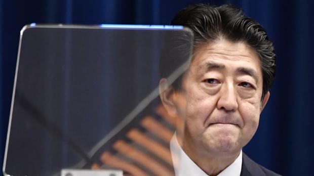 心腹大臣涉嫌贿赂被抓,安倍支持率大幅下跌,已不足40%