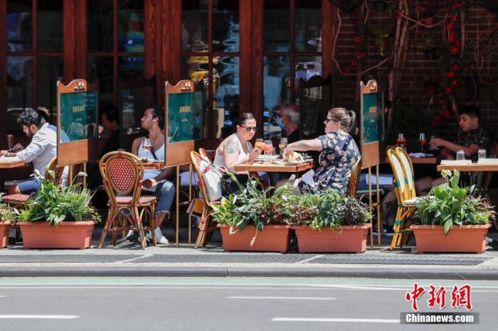 当地时间6月22日,纽约曼哈顿一家餐厅,顾客在户外用餐。当日,纽约市按预定计划进入第二阶段重启,市政府预计将有约30万人重返工作岗位。商场、影剧院、健身房等依然保持关闭。 中新社记者 廖攀 摄