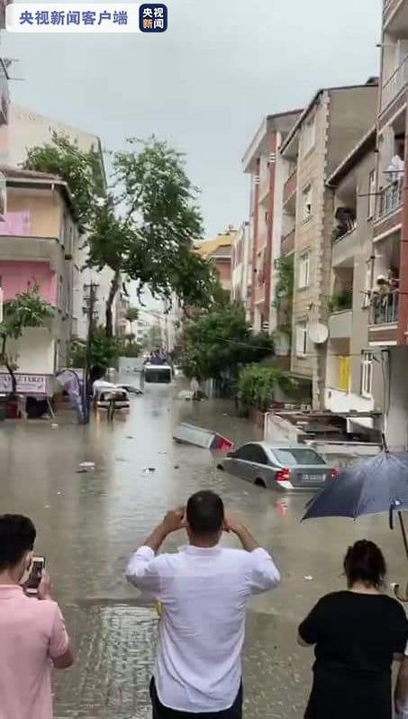 土耳其伊斯坦布尔发生罕见龙卷风 多地被淹交通瘫痪