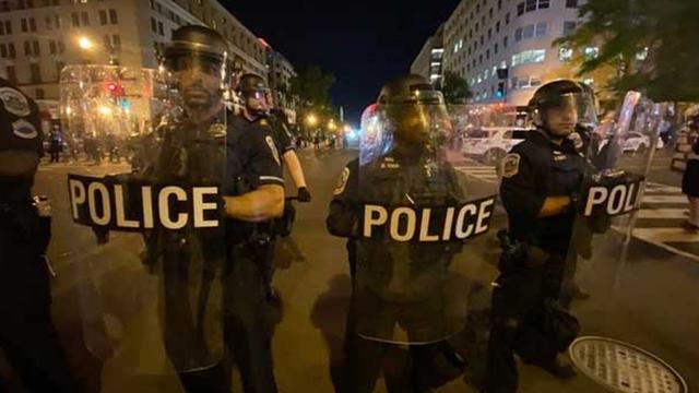 美国人开始鼓励警察执法,暴动严重影响治安,黑人都希望恢复秩序
