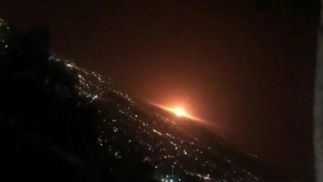 伊朗军事基地旁爆炸，现场腾起蘑菇云！外媒：可能是核设施