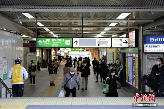 图为日本东京某车站戴口罩出行的民众。 中新社记者 吕少威 摄