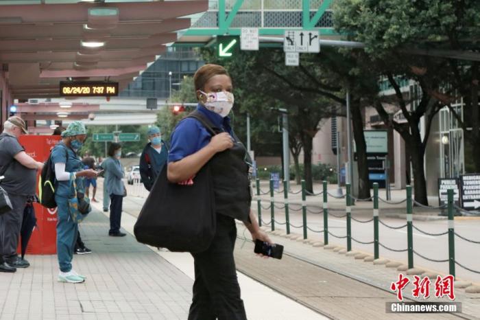 当地时间6月24日,美国休斯敦,医护人员和市民在得州医学中心会员单位——得州儿童医院门口候车。 中新社记者 曾静宁 摄