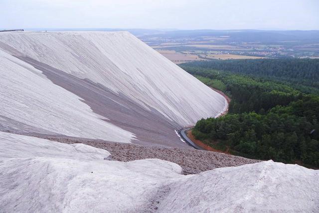 世界最大盐山，由3亿吨盐组成，游客必须带一包盐才能走