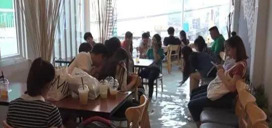 越南一家在地板上养鱼的锦鲤咖啡厅,成为网红,最怕顾客有脚气?