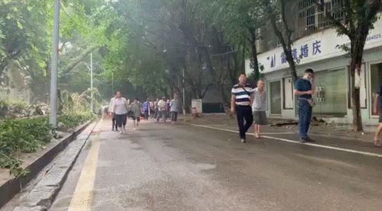 被清理得干干净净的街道