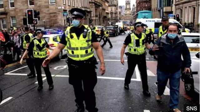 英国格拉斯哥市中心发生持刀袭击事件，1名警察受伤，3人死亡