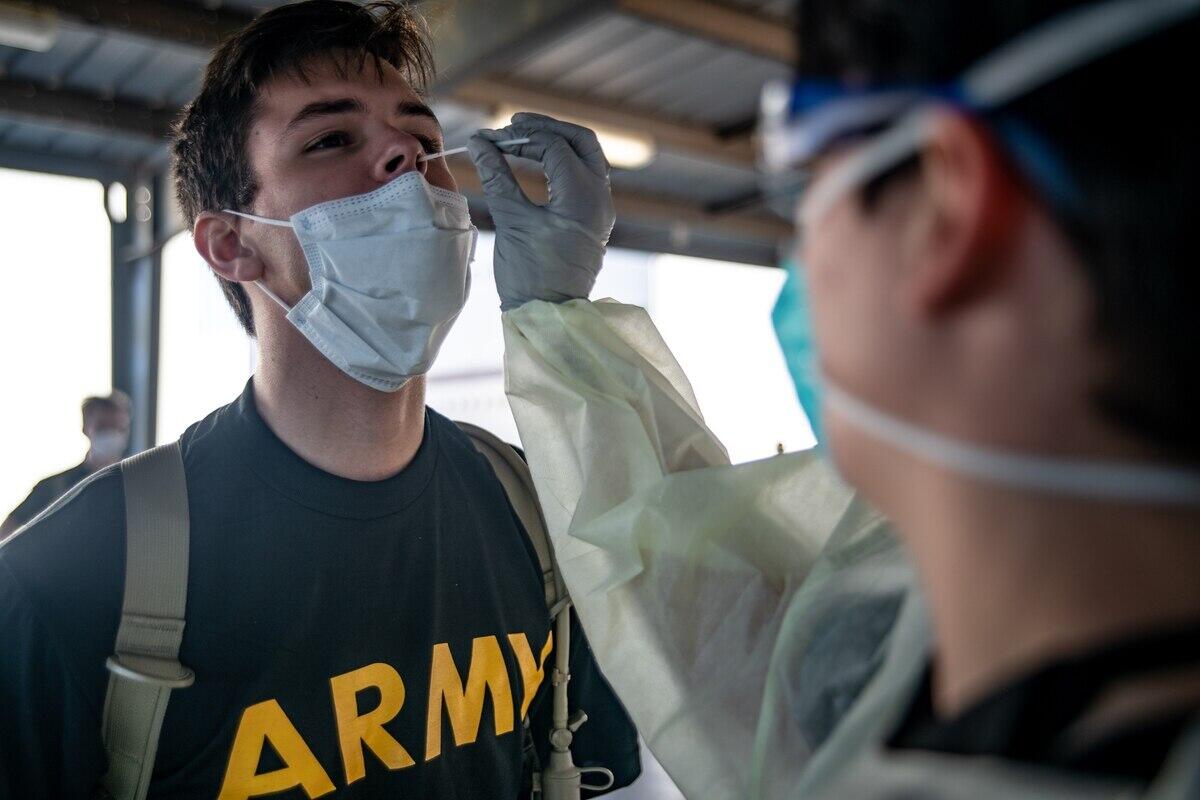 美军士兵接受新冠病毒检测