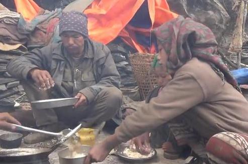 中国小伙实拍尼泊尔地区穷人,3个老公2个闺女,一盆饭菜5人分