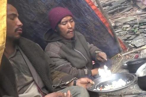 中国小伙实拍尼泊尔地区穷人，3个老公2个闺女，一盆饭菜5人分
