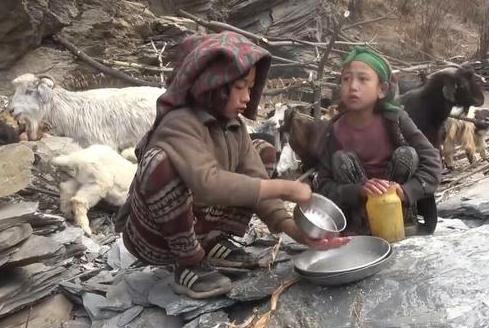 中国小伙实拍尼泊尔地区穷人,3个老公2个闺女,一盆饭菜5人分