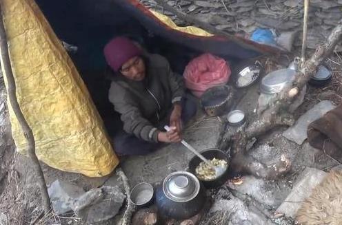 中国小伙实拍尼泊尔地区穷人,3个老公2个闺女,一盆饭菜5人分