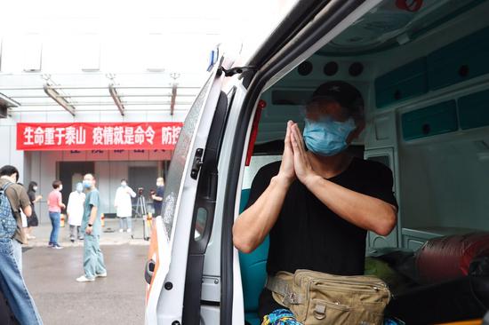  今天上午，何先生离开北京地坛医院病房楼。新京报记者 侯少卿 摄