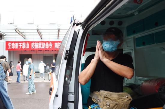 今天上午,何先生离开北京地坛医院病房楼。新京报记者 侯少卿 摄