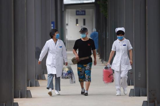 今天上午,何先生离开北京地坛医院病房楼。新京报记者 侯少卿 摄
