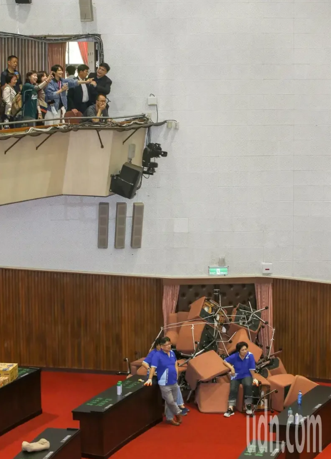 国民党占领“立法院”议场后，29日民进党“立委”在“立法院”2楼向国民党喊话 图自台媒