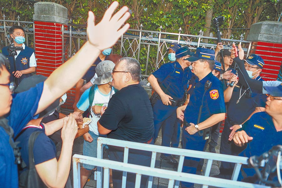 台湾警方在“立法院”门口装设栅栏 图自台媒