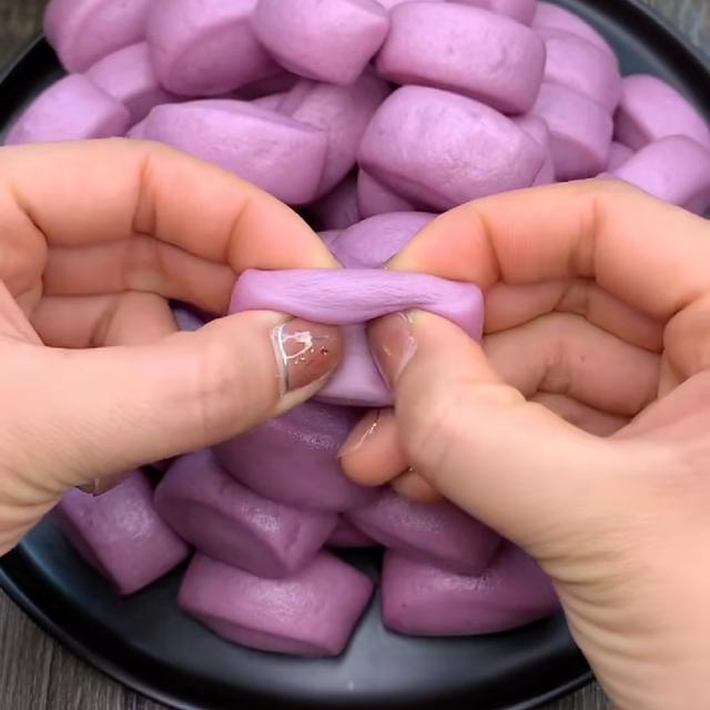 紫薯小馒头最简单的做法，用刀切一切就可以上锅蒸，好看又好吃