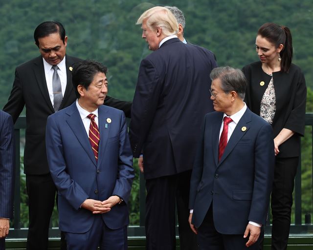 资料图:文在寅与安倍晋三(韩联社)