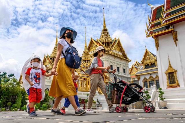 6月7日，人们参观重新开放的曼谷大皇宫 