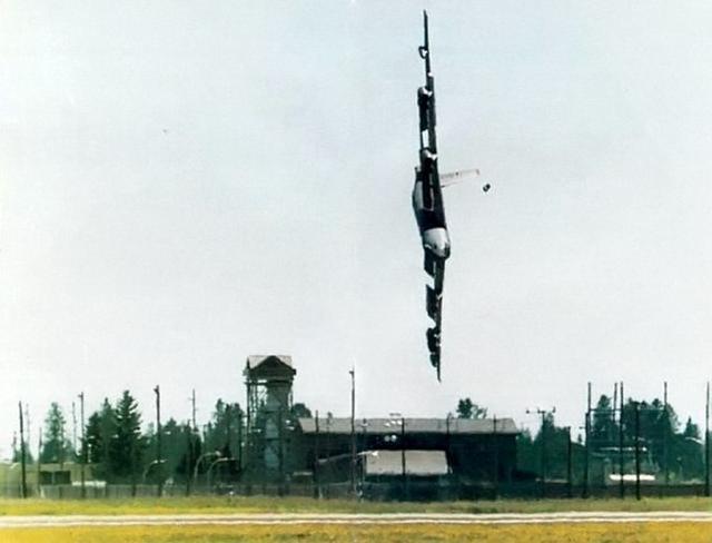 为向俄军炫技，B52飞行员上演70米低空急转弯，60秒后砸向地面