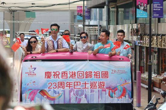 图为：邝美云、钟镇涛、霍启刚及香港兵乓球队等一众香港知名人士乘坐巴士花车