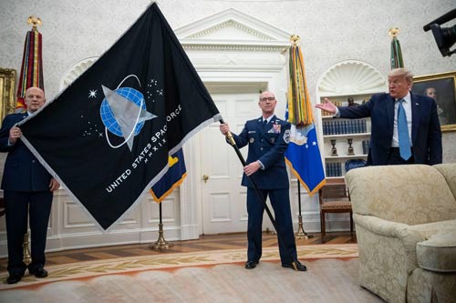 美国太空军旗帜揭晓场面