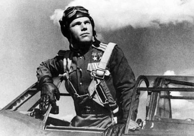 俄飞行员驾驶战斗机，700公里时速穿过桥洞，被送法庭后元帅力保