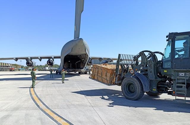 C17运输机成群出动，空运大批T90增援一线，印军：今非昔比