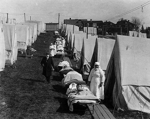 1918年10月，西班牙流感大流行期间，美国马萨诸塞州布鲁克林搭建的帐篷急诊医院挤满病人。