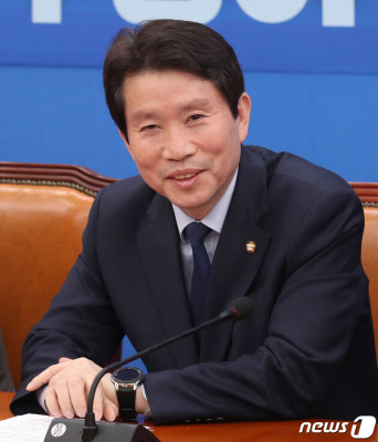  韩国共同民主党籍议员李仁荣（news 1）