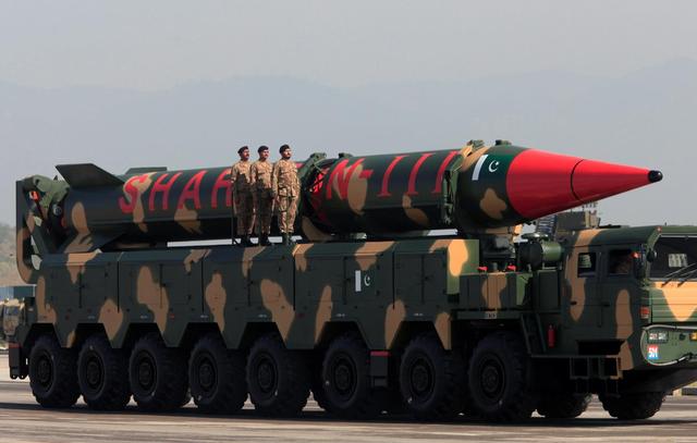 巴基斯坦没临阵退缩！两个精锐师集结一线，大批导弹现身发射场
