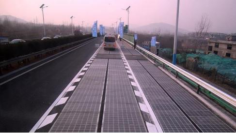 风光一时的“太阳能公路”跌下神坛，法国的被压坏，中国剩下10米