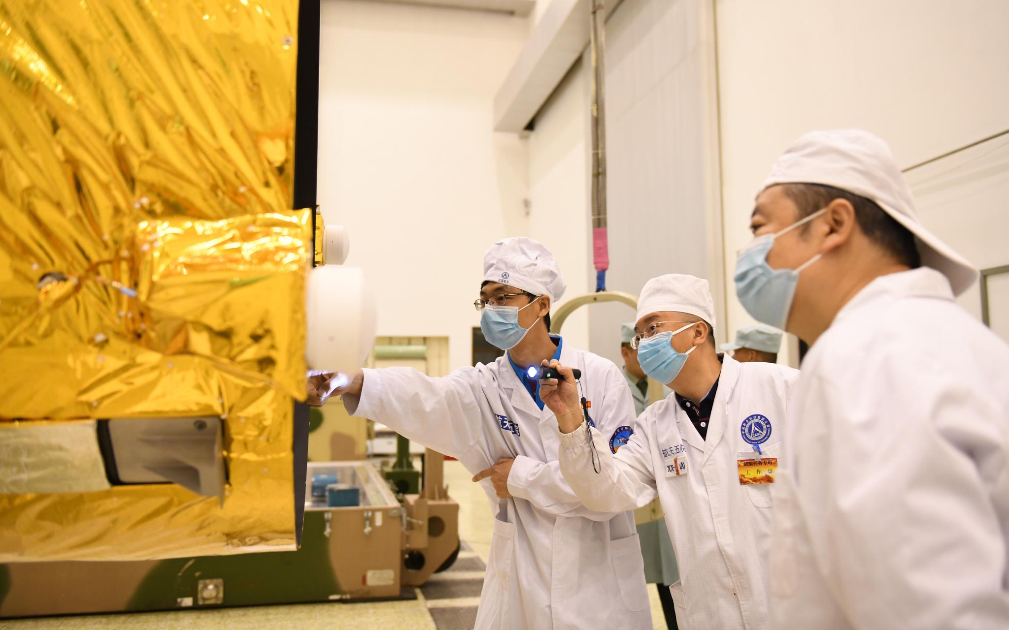 工程人员在发射场对高分多模卫星进行检查。图/航天科技集团五院