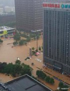 雨季通勤无异于一场探险