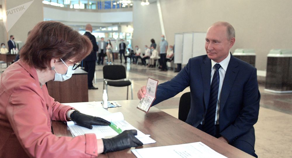 7月1日，俄罗斯总统普京在俄联邦宪法修正案全国投票期间完成投票。图自俄罗斯卫星社