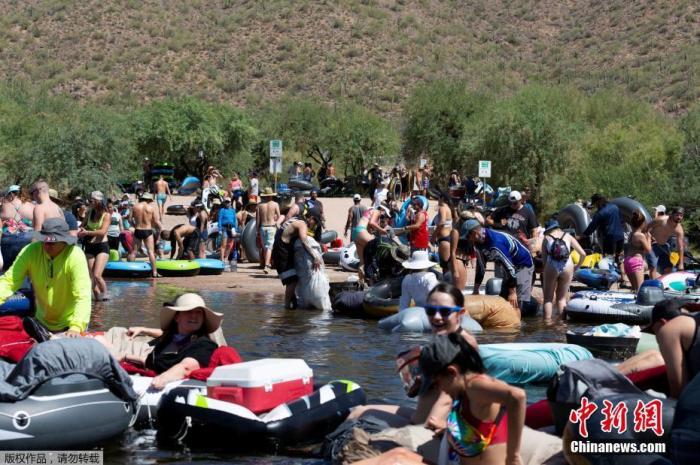 当地时间6月27日，美国亚利桑那州民众在河道漂流消暑。