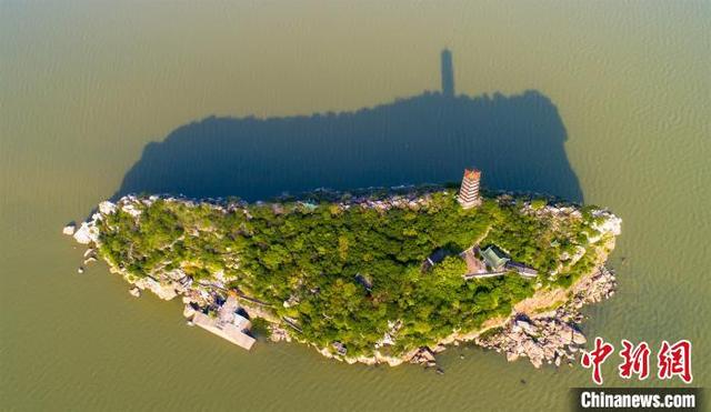 航拍鄱阳湖湖口水域:烟波浩渺 鞋山“仙岛”