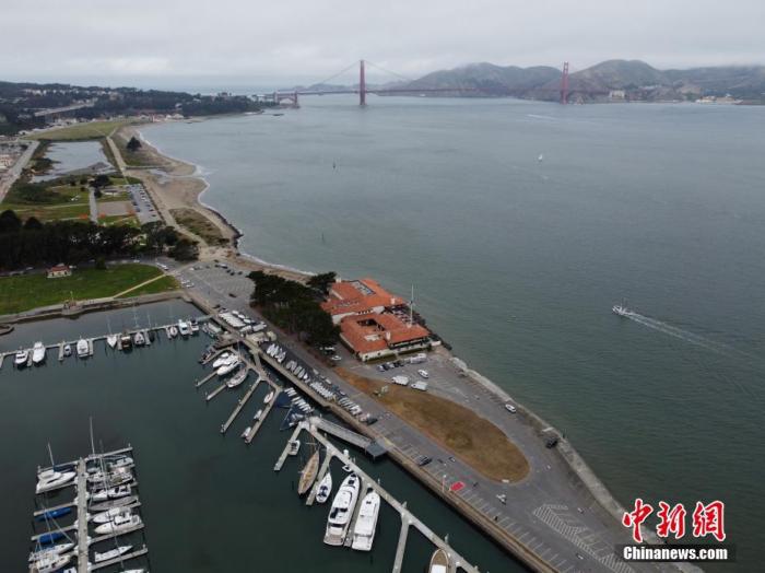 资料图:当地时间7月3日,美国旧金山一处海滩旁的停车场向普通民众关闭,仅允许授权车辆进入。 中新社记者 刘关关 摄